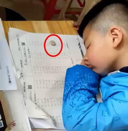 抖音最绝望小学生,弟弟趁他睡着竟做出这事,网友什么仇什么怨