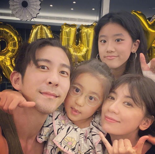 贾静雯大女儿太早熟开心庆祝妹妹生日,化浓妆戴超大耳环受称赞