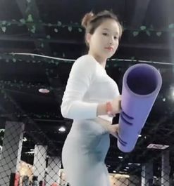 抖音上走红的健身女人,当她蹲下时看到如此的画面