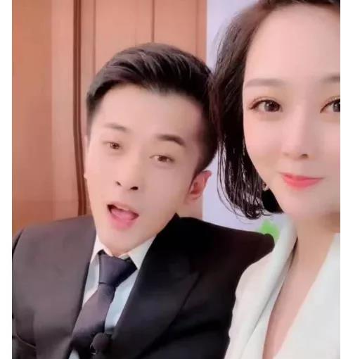 辛巴直播再惹争议辛巴回应夫妻闹着玩辛巴与众女徒跳晚风bao