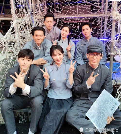 百年文艺演出合影,杨紫邓伦并肩对镜头自拍,李现低调坐最后一排