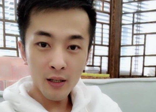 辛巴燕窝事件后又被曝出情况,站桌子上讲话,女徒弟跪下必叫爸爸