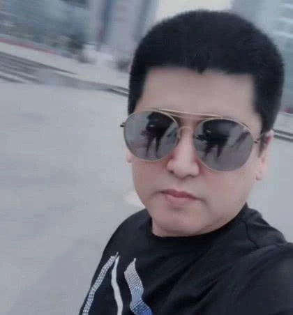 那些给主播打赏的土豪图什么有的为钱,有的图人,没一个是傻子