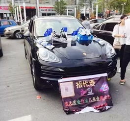 现在路边摆摊都流行开百万豪车