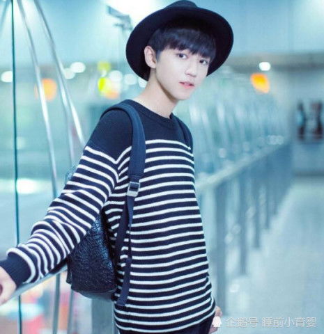 王俊凯和同学合照曝出,看清身边女生颜值后,网友太心酸