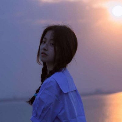 海边背影女生头像一个人在海边的背影图片
