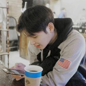 2019阳光帅气超有范的男生微信头像没有期待也不会有惊喜