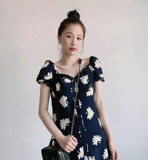 终于等到虞书欣穿不规则短裙,看她秀出来的腿,比lisa还优越