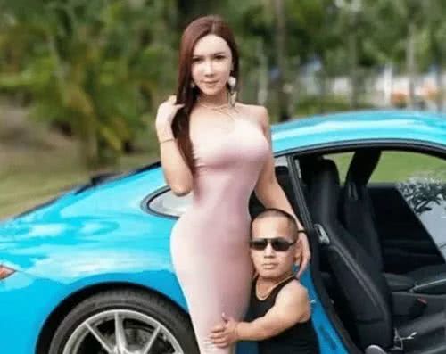 快手网红龚玥菲与小男友出行,牵单根手指疑似撒娇