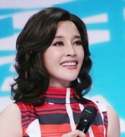她是春晚第一个主持人,先后嫁5任丈夫,今嫁入追她30年的豪门