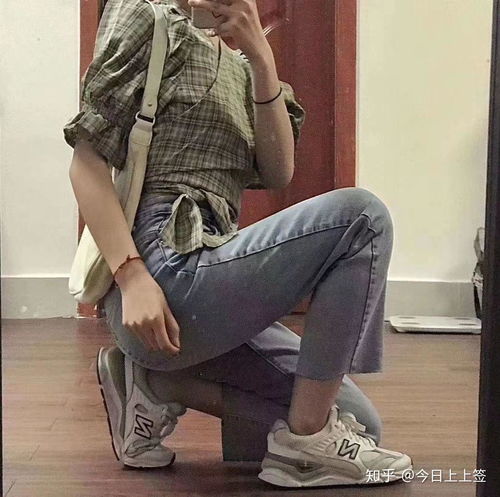 浅蓝衬衣怎么搭配好看,女生