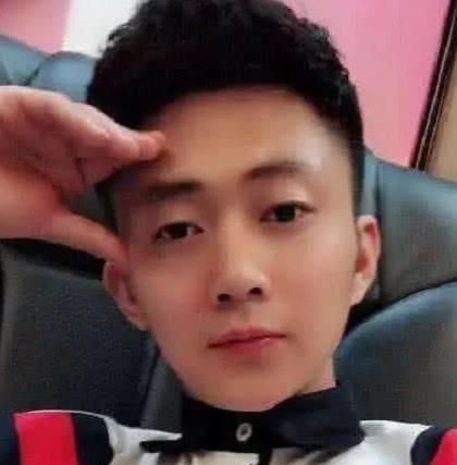 快手的4个假土豪方丈上榜,而最后这个租车租豪宅租女友