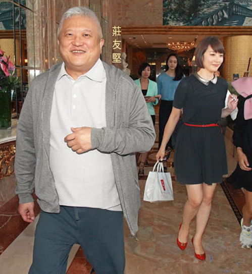 陈冠希前任陈文媛一家三口出行,打工仔老公长相平凡,儿子太可爱