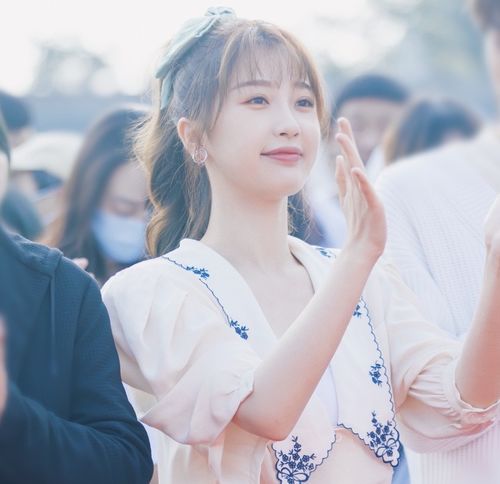 又一爱情剧开机啦虞书欣是女主,剧照清新又唯美,不追不行了