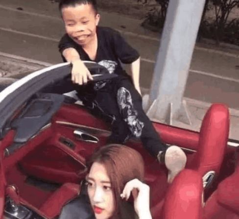 还记得快手鼻祖陈山曾开跑车喝香槟,被封杀后他女朋友过得如何