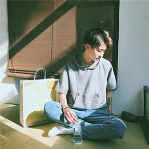帅气清新文艺的斯文男生qq头像