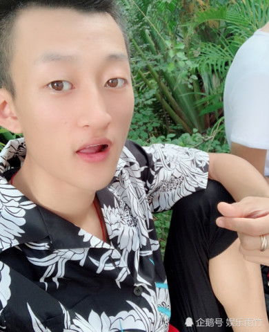 祁天道临时快手开直播,人气高达60万,网友这就击垮张二嫂了
