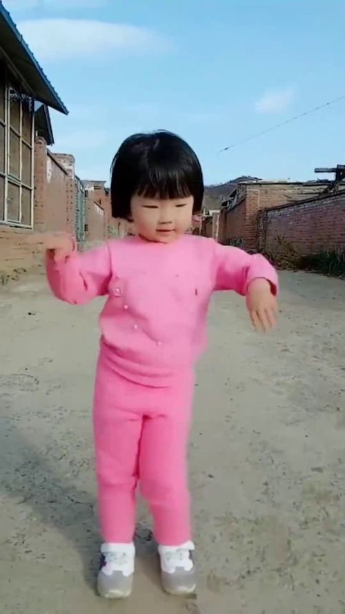 闺女又想跳舞了,这舞跳得真好看,有模有样的