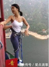 抖音美女走红,穿白色吊带蹦极,网友手臂上的肌肉很抢眼