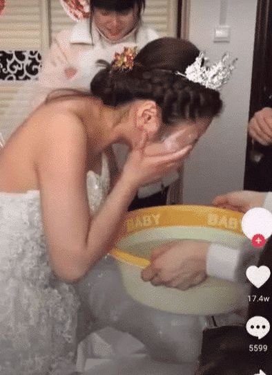 新娘嫌妆化的不好现场卸妆,网友确认美女只需一盆水