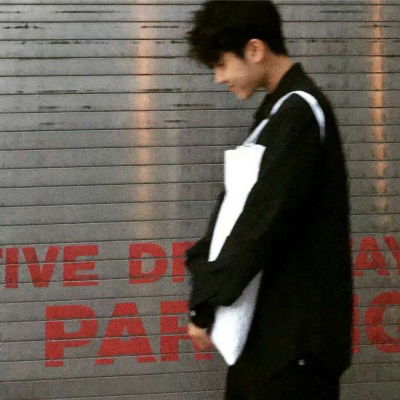 qq头像男生阳光侧脸治愈系积极向上阳光男生头像