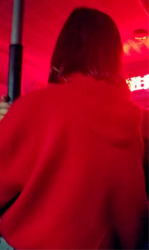 女子抱娃挤公交很吃力被乘客感动很温暖