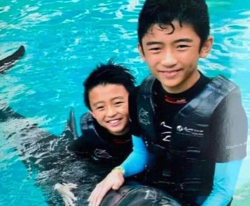 张柏芝大儿子长大了,穿衣时髦又霸气,13岁荷尔蒙爆棚尽显男人味