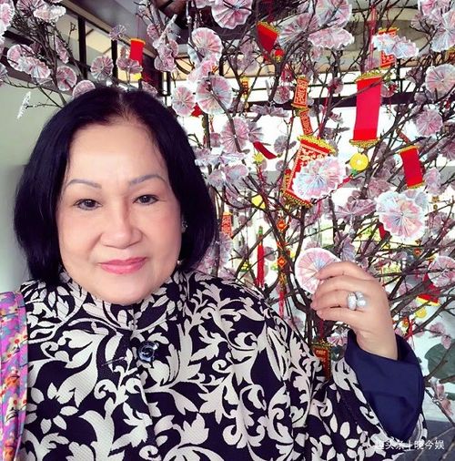 钟丽缇用手机视频为妈妈祝寿,一家三代女性首同框张伦硕未发声