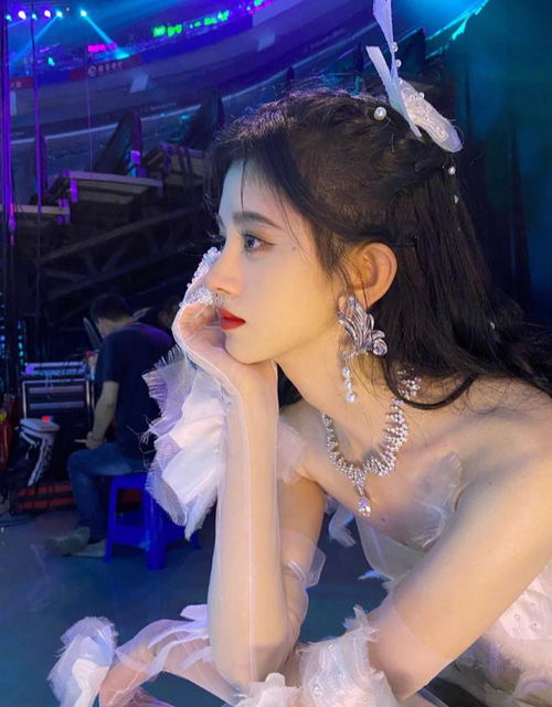 鞠婧祎妆造似公主,闪耀项链闪闪惹人爱,走甜美路线的她越来越好