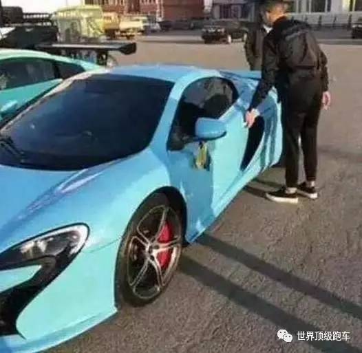 同为快手网红,一位座驾堪比一线明星,一位中国最丑出行必带美女