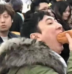 王思聪吃热狗姿势奇特,被网友恶搞,思聪亲自回复你死了