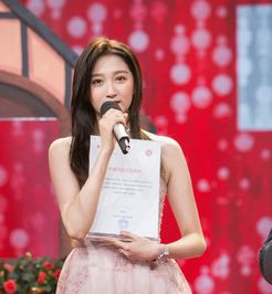 关晓彤穿优雅短裙淑女气质十足天天兄弟勇敢挑战极限运动