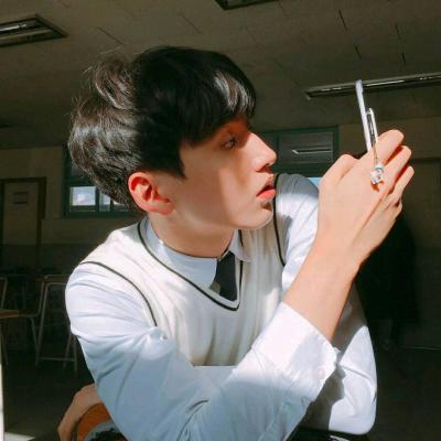 真人帅气好看男生头像拿手机