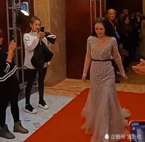 快手2大女神撞衫,同是紧身仙女裙,效果却截然相反惹嘲讽