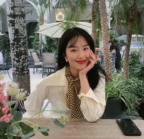 杨采钰带火了法式穿搭,简约款也能穿出高级感,女神范十足