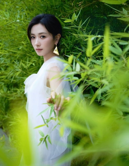 万茜竹林穿白色纱裙优雅大方妆容淡雅气质温柔