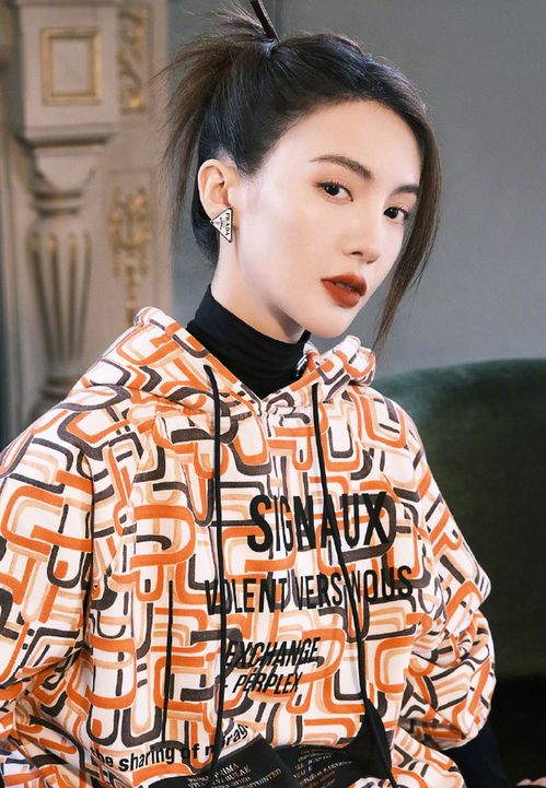 名门泽佳金晨品牌大片释出,印花卫衣裙搭慵懒发型效果酷飒十足