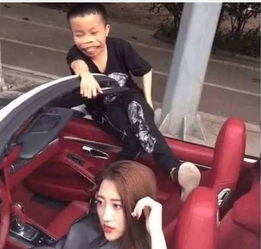 同为快手网红,一位座驾霸气,一位中国最丑出行都带美女