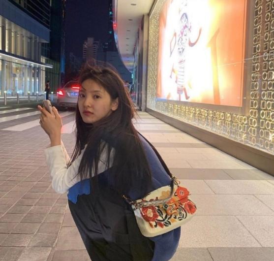 小花一个比一个会穿,欧阳娜娜造型鬼马精灵,李兰迪大秀细腰细腿