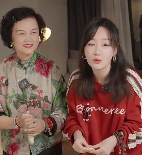 46岁薛佳凝晒与妈妈包饺子,母女俩如复制粘贴,性格温柔又典雅