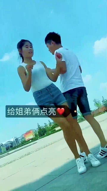 全网最火广场舞,男女对跳很深情,你们喜欢吗