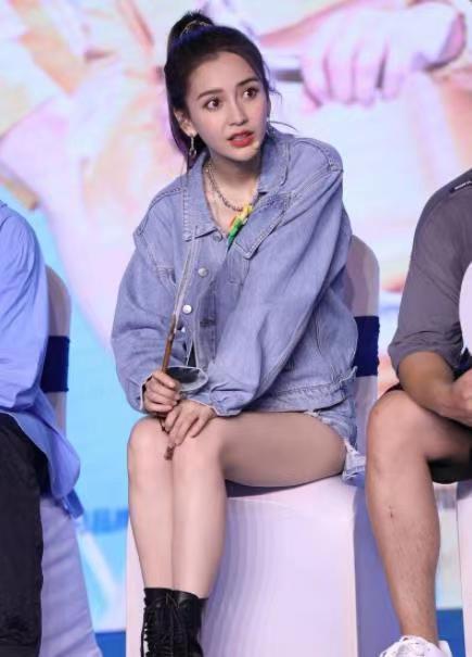 杨颖真是太有少女感了一身牛仔造型搭紫色短上衣亮相,甜美俏皮