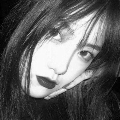 冷酷黑白女生头像邻家小妹妹的活泼感