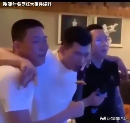 源佑手合体发霸气合照道家63岁铁粉落泪送锦旗想念祁天道