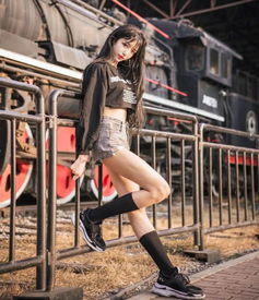 抖音女装大佬网红艾比火了,大长腿配西装,网友可攻可受