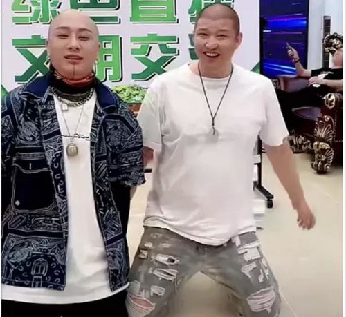 快手网红方丈二驴下跪求礼物,辛巴出手1460万