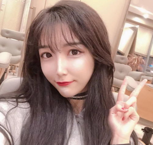 以为只有像艾比一样的网红喜欢穿女装作为明星的他也有女装爱好