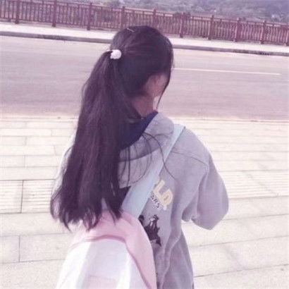 满头长发增加了美感,大气qq背影头像女生