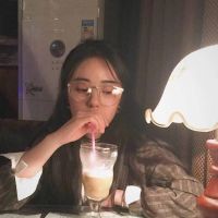 qq头像短发欧美女生这世界是你的遗嘱,而我是你唯一的遗物.