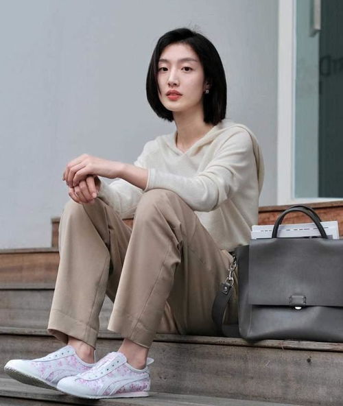 初秋,卫衣搭配直筒裤简约高级,还能提升气质感,美如初恋女友